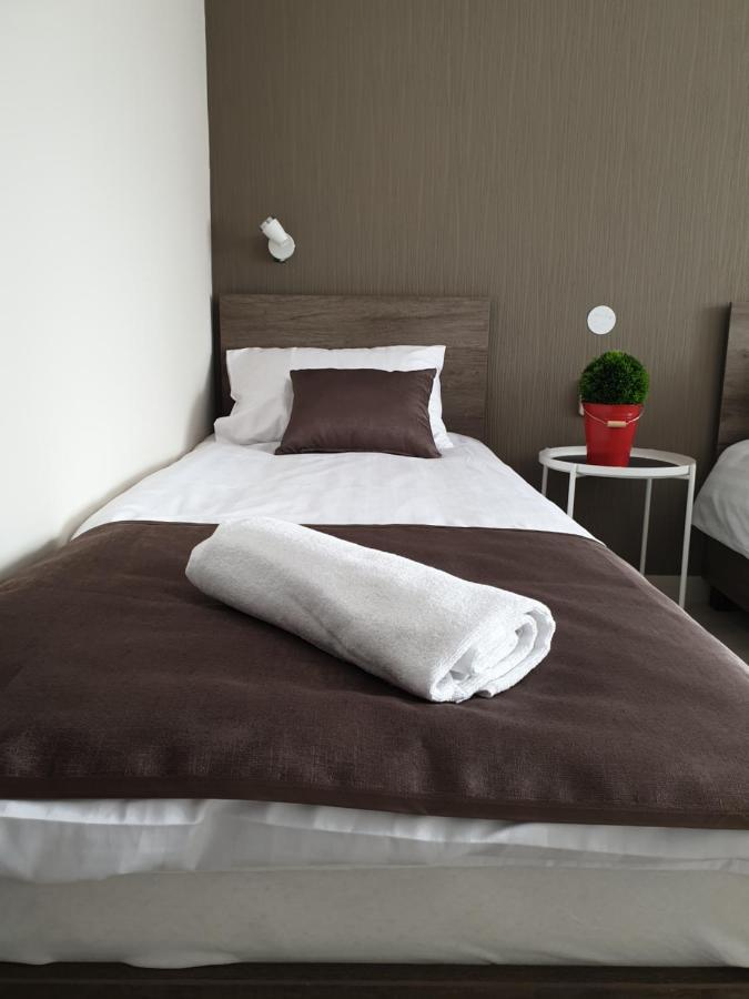 Familia Panzio & Apartmanhaz Győr Exterior foto