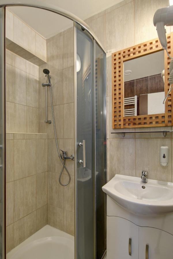 Familia Panzio & Apartmanhaz Győr Exterior foto