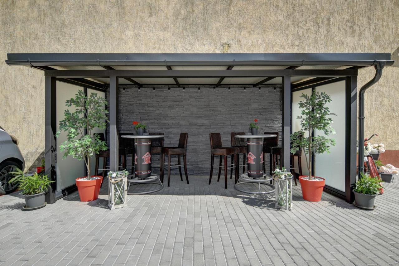 Familia Panzio & Apartmanhaz Győr Exterior foto