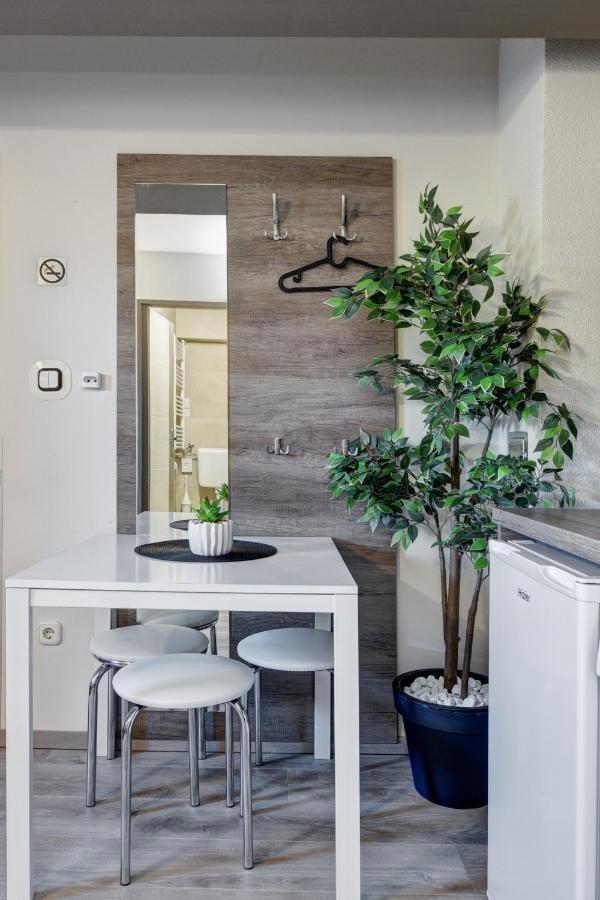 Familia Panzio & Apartmanhaz Győr Exterior foto